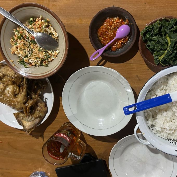 Tampilan menu lezat yang ditawarkan di Ayam Goreng Mbak Mul