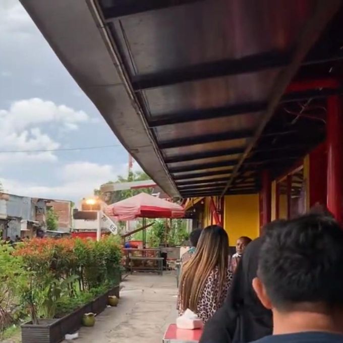 Suasana Makan di Warung Bakso Pinggir Rel Kereta