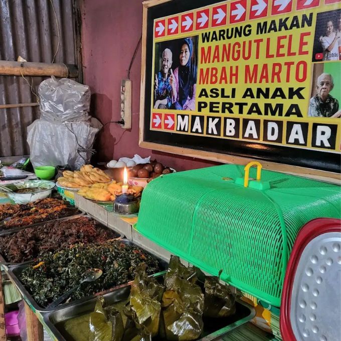 Suasana dan Tampilan Hidangan Menu Makanan di Mangut Lele Mbok Marto