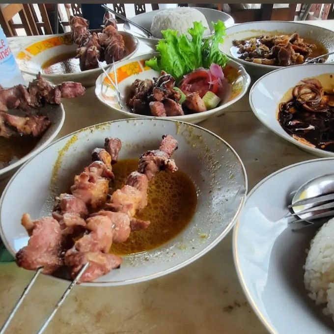 Hidangan Sate Klathak Pak Pong dengan Kuah Gulai