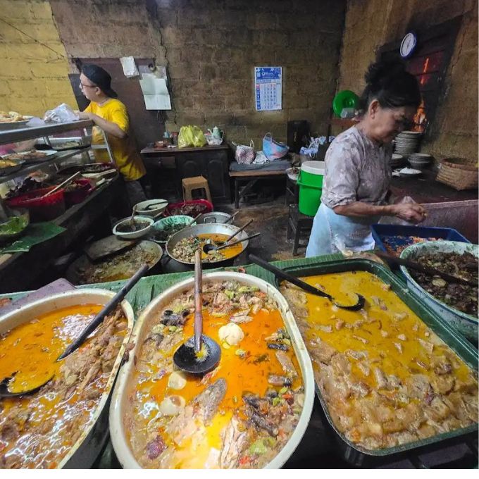 Tampilan Sederhana Menu Makanan di Warung Makan Bu Yamini