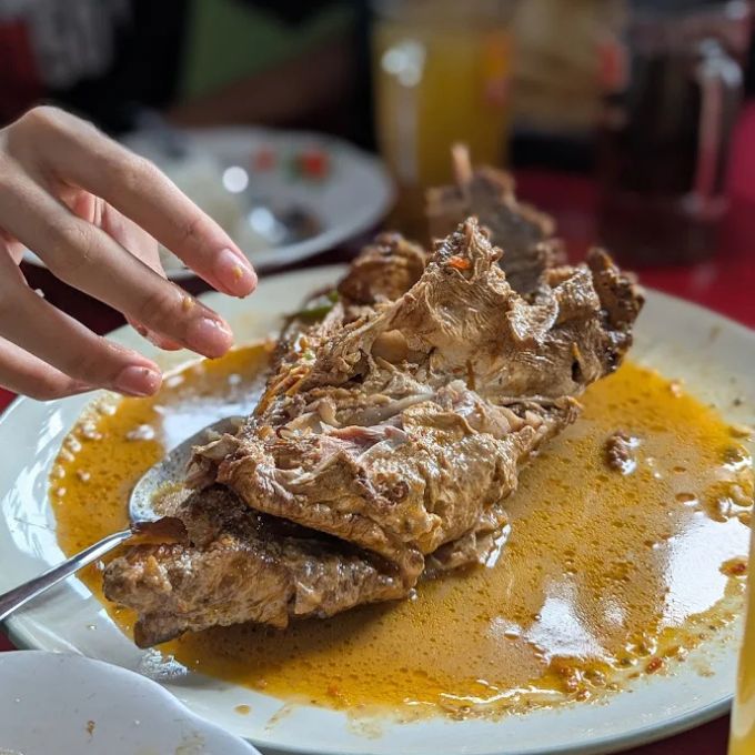 SEWA MOBIL SEMARANG SEKALIGUS KULINERAN KEPALA MANYUNG BU FAT