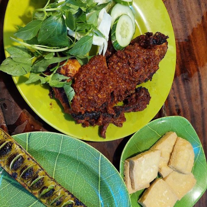 SEWA MOBIL SEMARANG SEKALIGUS KULINERAN AYAM PEDAS ARTOMORO