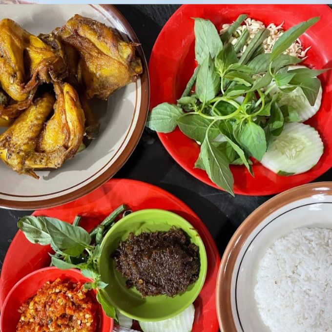 SEWA MOBIL SEMARANG KULINERAN AYAM GORENG MBAH KARTO TEMBEL