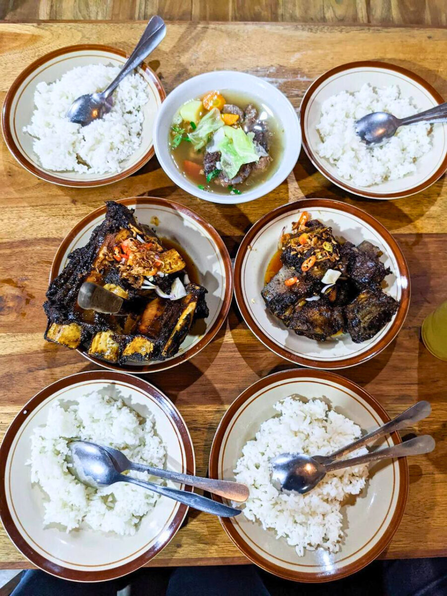 Tampilan hidangan lengkap dengan nasi 