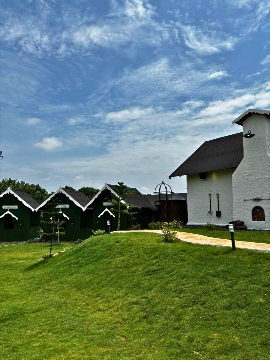 Taman bunga The Olive Manor dengan jalur pedestrian rapi